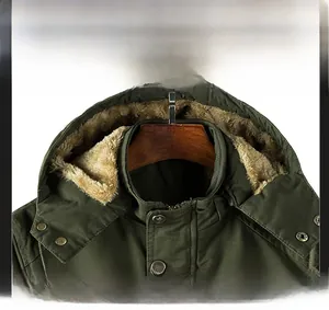 Dettaglio della giacca da uomo verde oliva con cappuccio, fodera in pile e bottoni a pressione