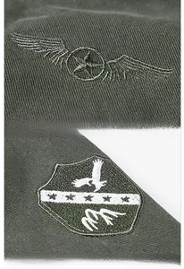 Detail der Militärstern-Stickerei und des Adler-Armabzeichens auf grünem Jackenärmel