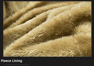 Dettaglio dell'imbottitura spessa in peluche color cammello di una giacca invernale in cotone