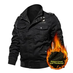 Détail de la veste militaire noire US Army avec doublure polaire et écussons brodés