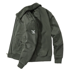 Grüne Herren Bomberjacke mit warmem Lammfellkragen und militärischem Patch am Ärmel