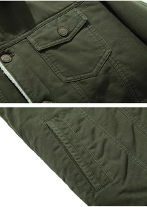 Détail d'une veste en toile vert militaire avec boutons en métal et doublure en laine d'agneau