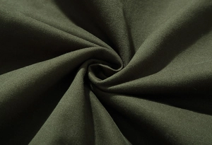 Gros plan sur un tissu sergé vert militaire épais et doux pour vestes d'hiver