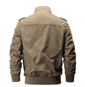 Vue arrière du blouson aviateur en coton kaki avec épaulettes et finitions en maille côtelée