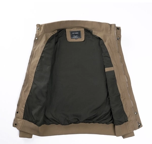 Détail du col d'un blouson d'aviateur en coton kaki avec fermeture Éclair et étiquette