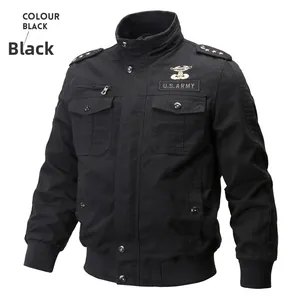 Détail de la broderie U.S. ARMY et des épaulettes sur la veste militaire en coton noir