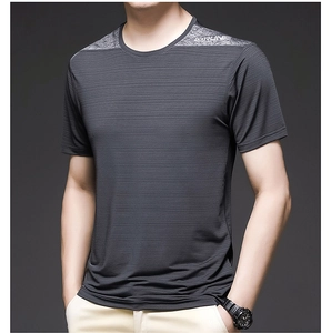 Detail of dark gray quick-dry ice silk T-shirt with GORUN logo and striped texture