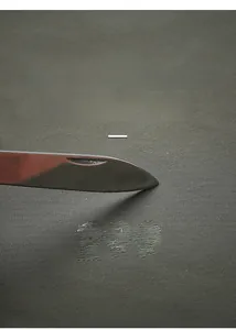 Vue détaillée du tissu technique anti-rayures avec test de lame tranchante sur l'étoffe