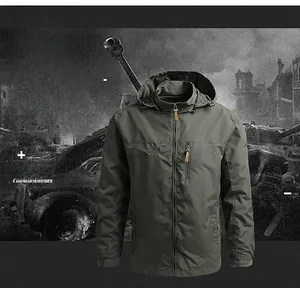 Détail de la veste à capuche outdoor vert armée en tissu indéchirable avec poche de poitrine