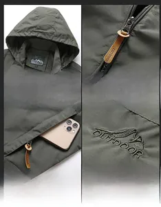 Détails de la veste à capuche d'extérieur vert militaire avec broderie et poches zippées
