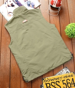 Dettaglio del gilet outdoor verde oliva con etichetta in pelle e coulisse regolabile