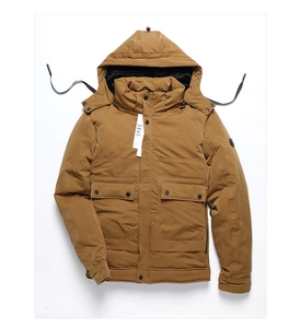 Dettaglio del parka kaki con cappuccio con design multitasche e fodera nera spessa