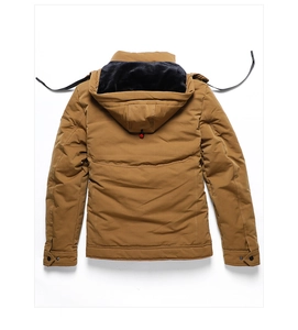 Dettaglio del retro di una giacca invernale da uomo con fodera in pile e coulisse nere