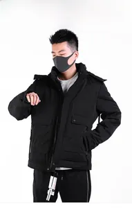 Dettaglio giacca da uomo nera con cappuccio in tessuto antivento e design con tasche cargo