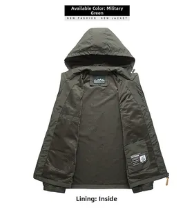 Détail de la veste à capuche d'extérieur vert militaire avec doublure en filet noir