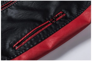 Detailaufnahme der schwarz-roten Lederjacke mit Metallreißverschluss und Taschendetails