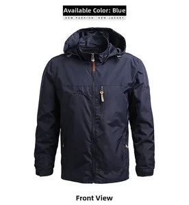 Détails de la veste coupe-vent bleu foncé avec capuche, logo brodé et poches zippées