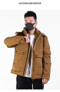 Dettaglio della giacca da uomo imbottita con cappuccio e tasche a patta color zenzero