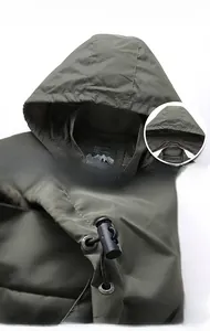 Détail de la veste à capuche vert militaire avec cordons de serrage tissés et bouton d'arrêt