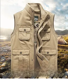 Détail d'un gilet de plein air kaki avec plusieurs poches et col montant classique