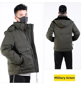 Dettaglio del parka da uomo verde militare con cappuccio e chiusura a zip e bottoni