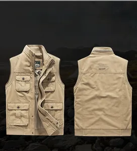 Détail du gilet de travail kaki en coton avec quatre poches et col montant