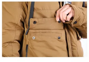 Vista macro della giacca tattica marrone con doppie tasche a patta e tessuto resistente
