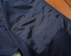 Dettaglio del gilet outdoor blu scuro con fodera in mesh traspirante e tasca interna