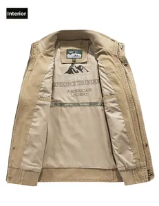 Détail de la doublure de veste en coton kaki avec poche intérieure et motif montagne