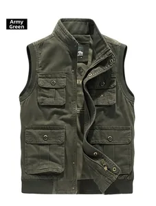 Détail du gilet en coton vert armée montrant la texture du tissu et les poches
