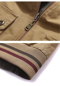 Dettaglio della cerniera e dell'orlo a coste a righe sul gilet da uomo color kaki