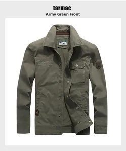 Détail d'une veste d'extérieur en coton vert armée avec broderie vintage et écusson