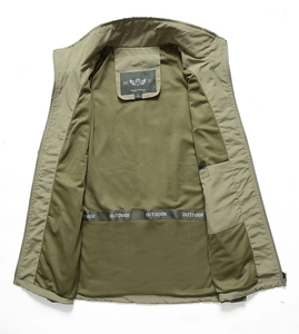 Gilet outdoor da uomo verde militare con fodera in rete traspirante ed etichetta logo