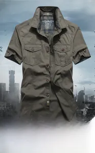 Dettaglio della camicia da lavoro verde militare a maniche corte con doppie tasche a patta