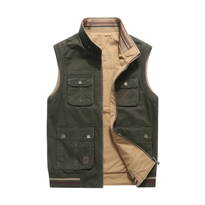 Gilet multitasche da uomo verde militare con collo alto e pratico design reversibile