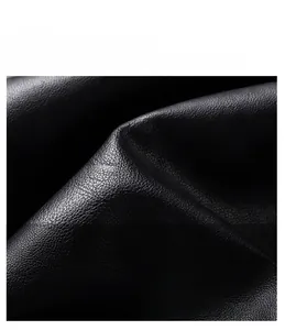Vue macro de la texture en cuir PU noir de haute qualité avec grain fin et éclat doux
