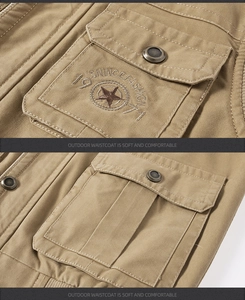 Détail du gilet en coton kaki avec poches utilitaires et broderie d'étoile vintage