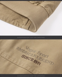 Détail du gilet en coton kaki montrant les poignets côtelés et la broderie de sport