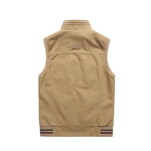 Vista posteriore del gilet casual kaki da uomo reversibile con ricamo
