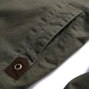 Veste décontractée vert armée avec poches diagonales et détails d'œillets en métal