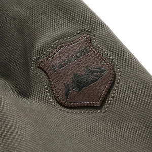 Veste décontractée homme olive foncé avec écusson en cuir embossé de montagnes