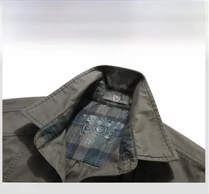 Dettaglio del colletto della camicia verde militare con fodera a quadri e stampa vintage