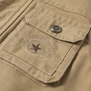 Gilet décontracté pour hommes en coton kaki avec broderie vintage et détails multi-poches