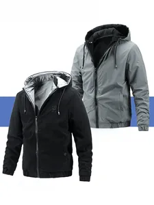 Détail de la veste réversible à capuche montrant le côté velours noir et le côté gris
