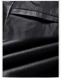 Détails de la poche intérieure et texture cuir PU de cette veste motard noire