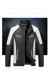 Détail du blouson de moto avec empiècements contrastés et texture cuir de qualité