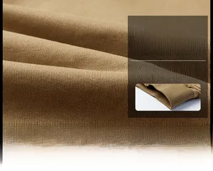 Détails de la texture du sergé de coton kaki et poignet côtelé sur une veste pour homme