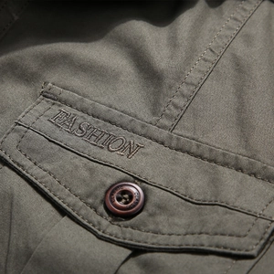 Camicia casual da uomo verde militare in cotone con ricamo e dettagli sulla tasca