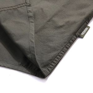 Camicia militare casual da uomo verde oliva con etichetta fashion e cuciture rinforzate