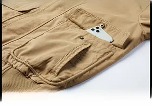 Gros plan sur la veste décontractée kaki montrant la texture du tissu et les poches
